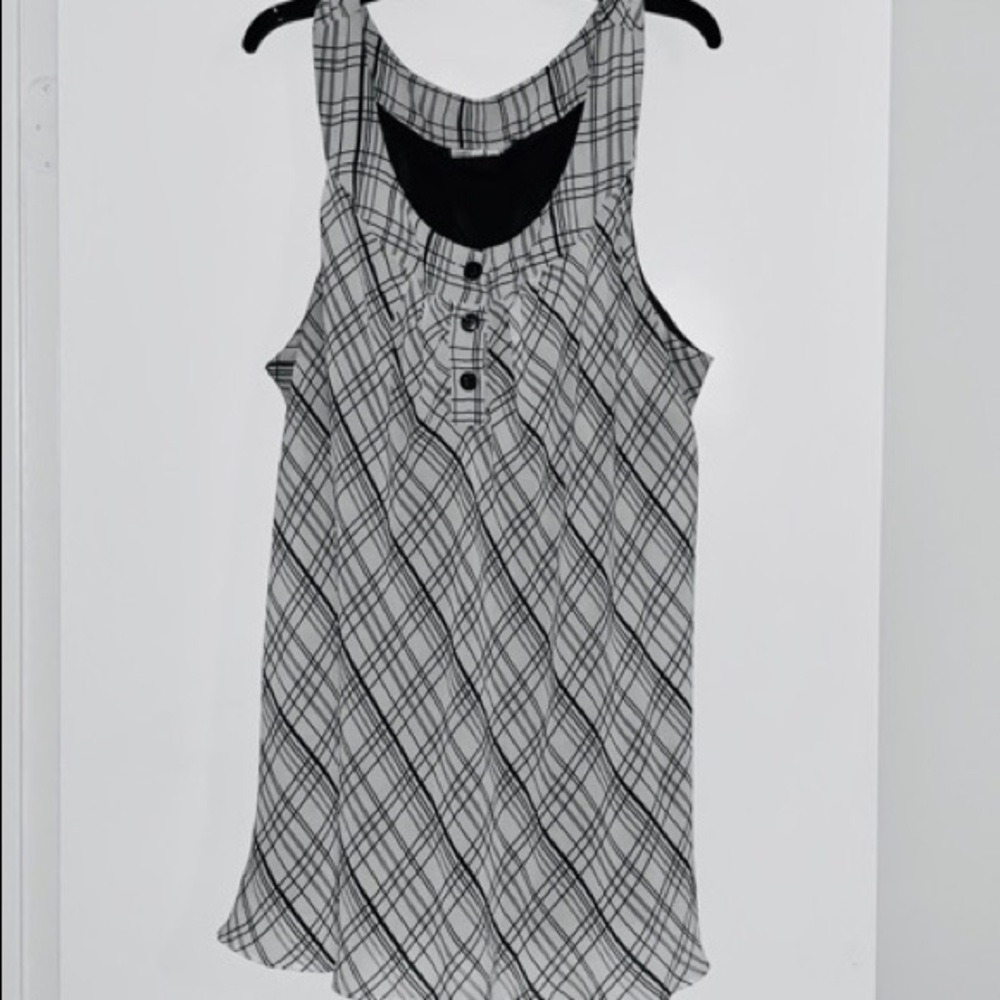 Sleeveless monochrome top - cute button accents